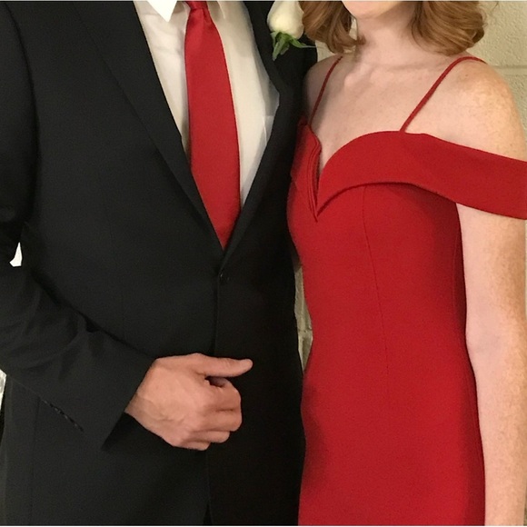 Eureka USA Elegant Red Off-Shoulder Gown size XS. - Picture 4 of 13